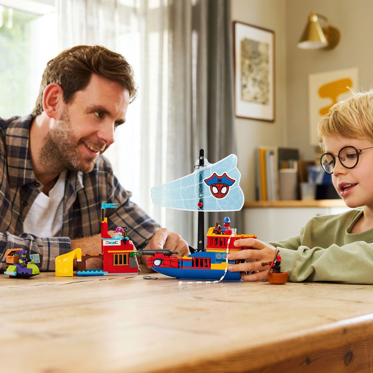 Montert Piratskip fra Spideys team med minifigurer klart til lek