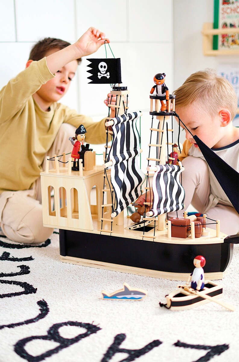 Bevegelig ratt på piratskip i tre small foot