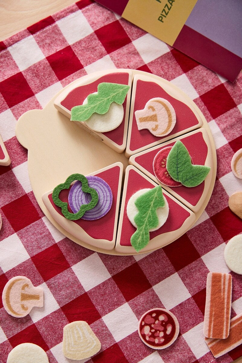 Pizzasett i tre med 22 tilbehør i filt 18 cm komplett utstyr