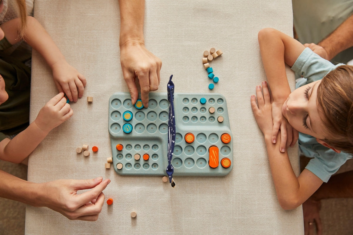 Planetgjettespill i gummitreverk - PlanToys oppbevaring med romtema