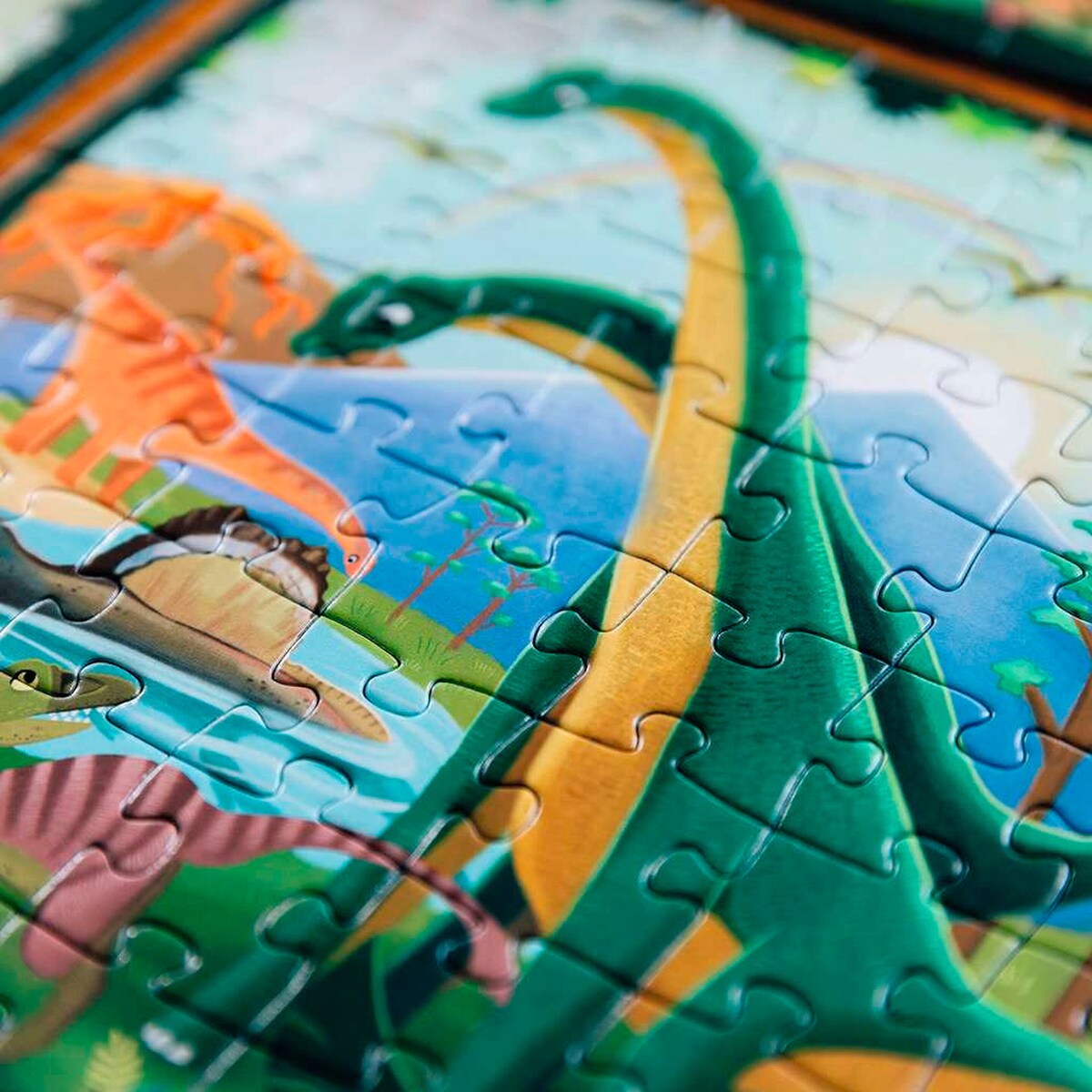 Barn som legger puslespill fra Puslespillsett Puzzle UP! dinosaurer 4 motiver