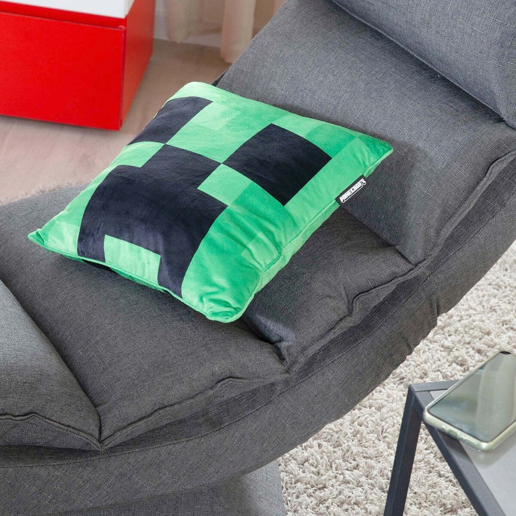 Pyntepute med fyll Minecraft Creeper i fløyel i rommiljø
