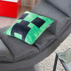 Pyntepute med fyll Minecraft Creeper i fløyel i rommiljø