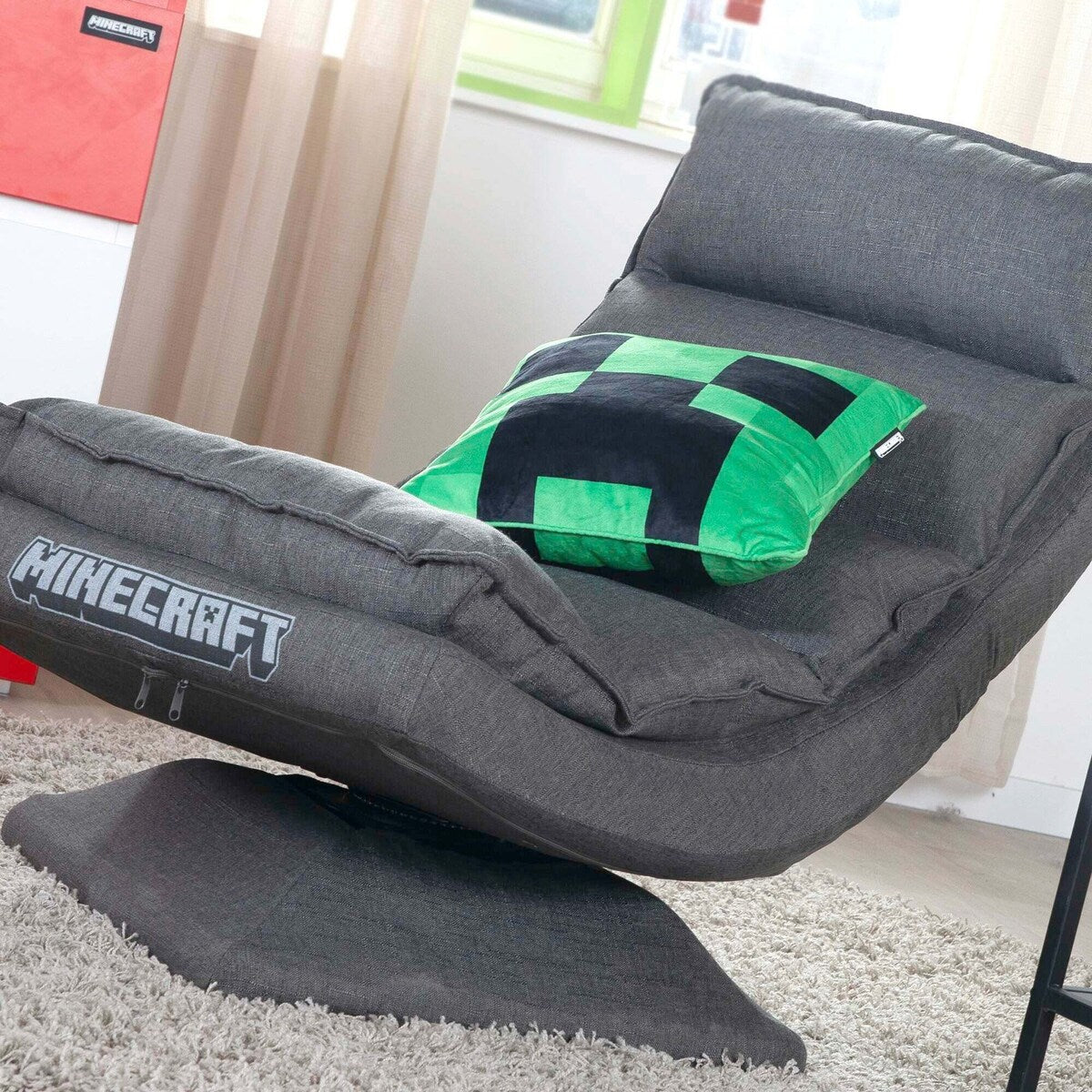 Pyntepute med fyll Minecraft Creeper i fløyel fra siden