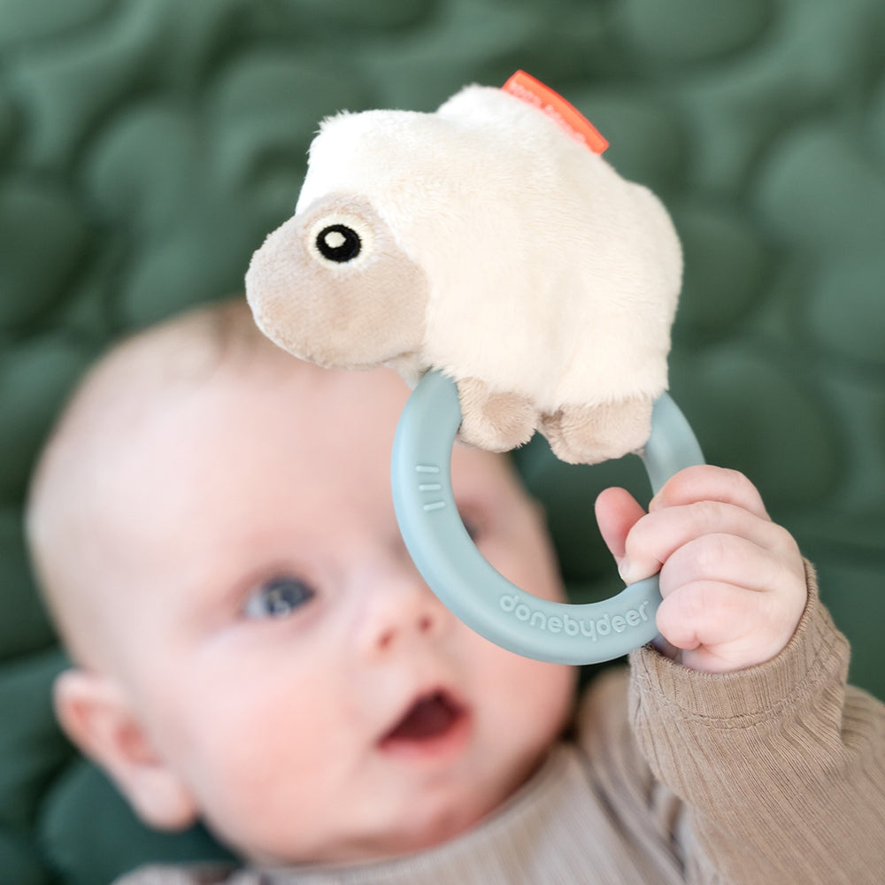 Rangle med biteleke Sheepy i blå detalj