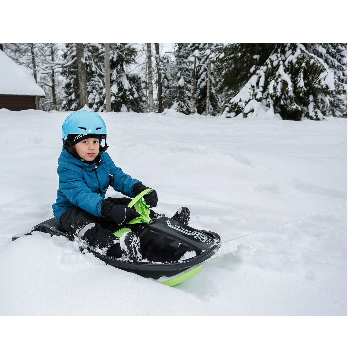 Rattkjelke Snowpower med brems og ratt på snødekt bakke
