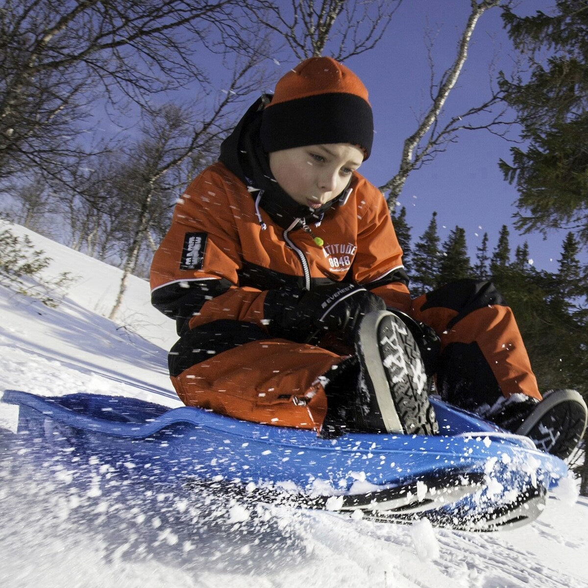 Rattkjelke Snowpower med brems og ratt i bruk av barn