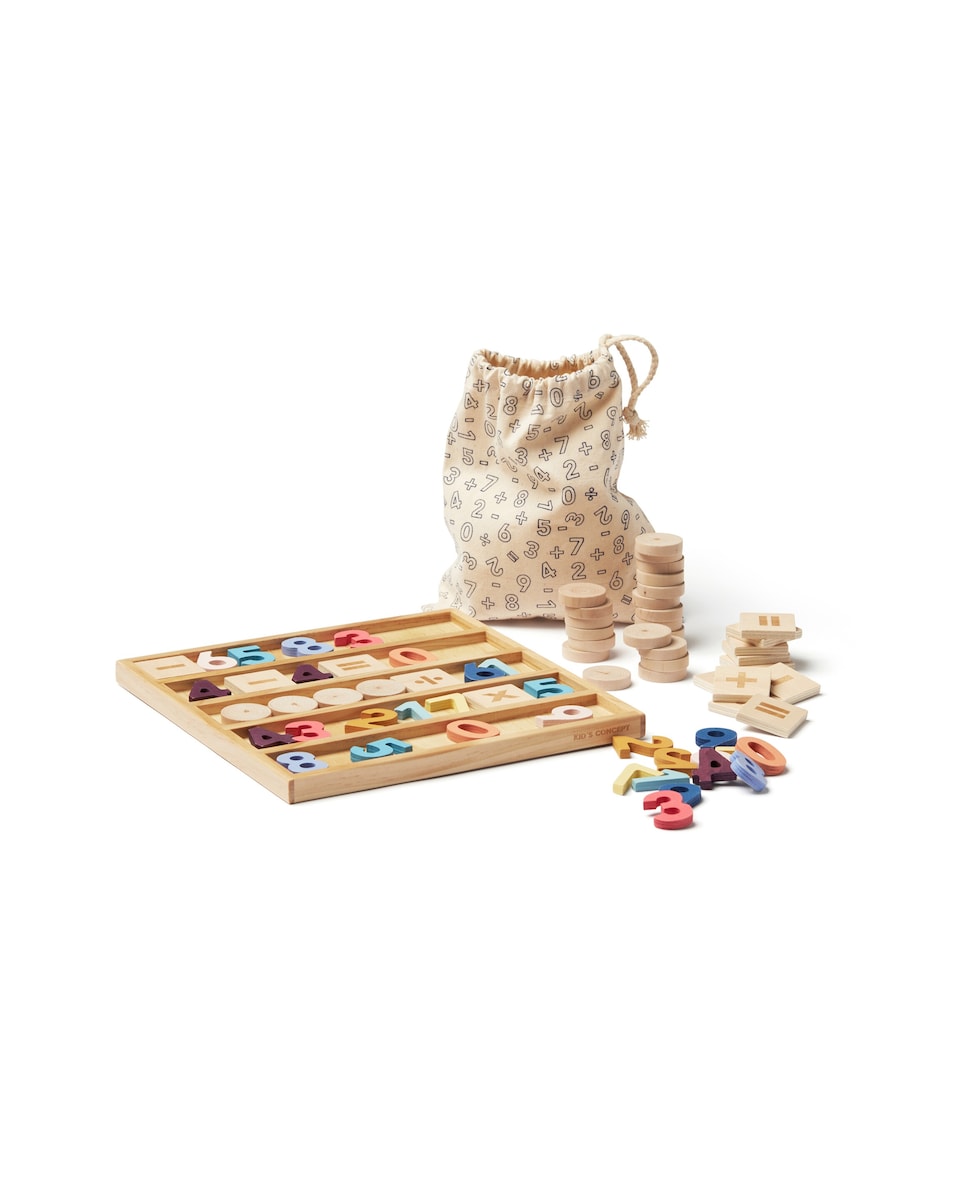 Regnetavle i tre med tall- og leggebrikker 26x26 cm forfra