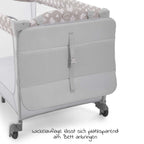 Hjulene på Reiseseng Sleep'n Play Center med stellematte