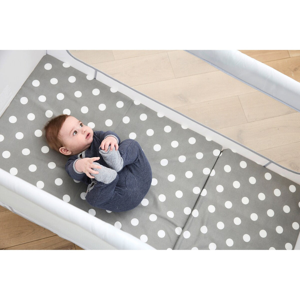Nærbilde av skumkjerne i Reisesengmadrass 60x120 cm sammenleggbar babycab