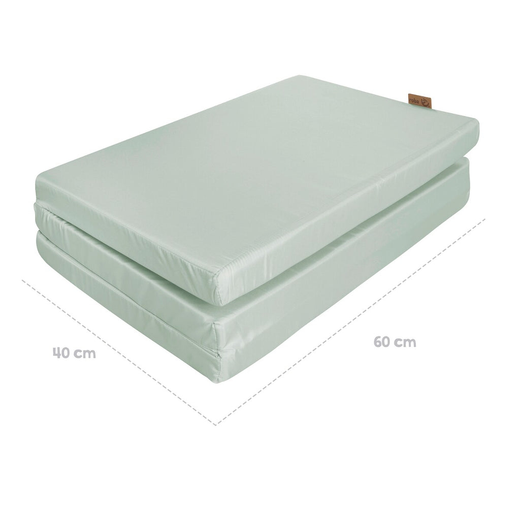 Reisesengmadrass Style Frosty Green 120x60 cm på gulvet som lekeunderlag