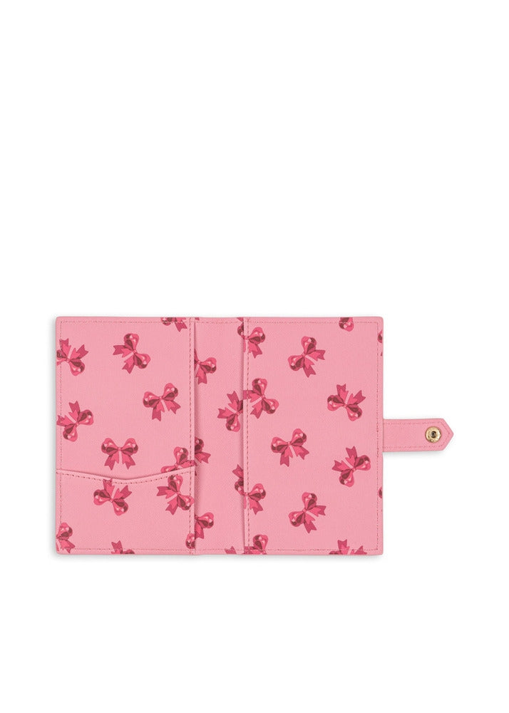 Detalj av Reisesett Voyage med passholder og bagasjemerke Cherry Bow