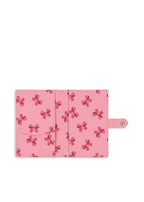 Detalj av Reisesett Voyage med passholder og bagasjemerke Cherry Bow