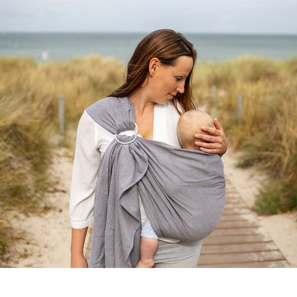 Ring sling bæresjal i bomull opptil 15 kg, 0-3 år montert på bærer
