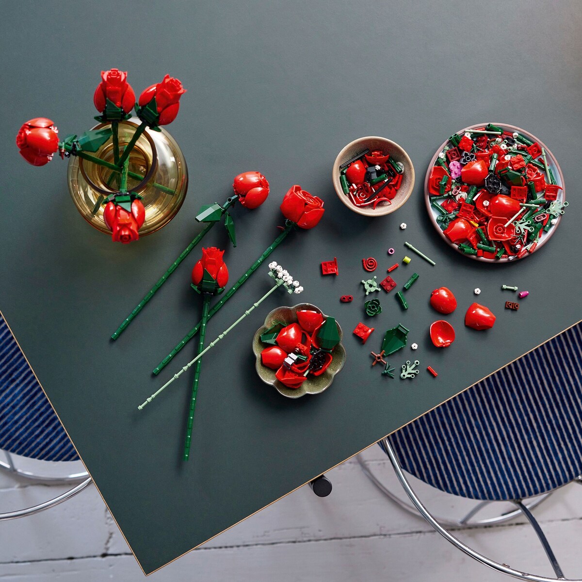 Rosebukett 10328 nærbilde av LEGO-roser i ulike blomstervarianter