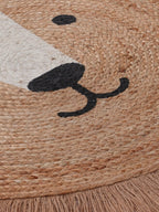 Rundt barneteppe i jute med løvemotiv diameter 100 cm detalj av løvemotiv