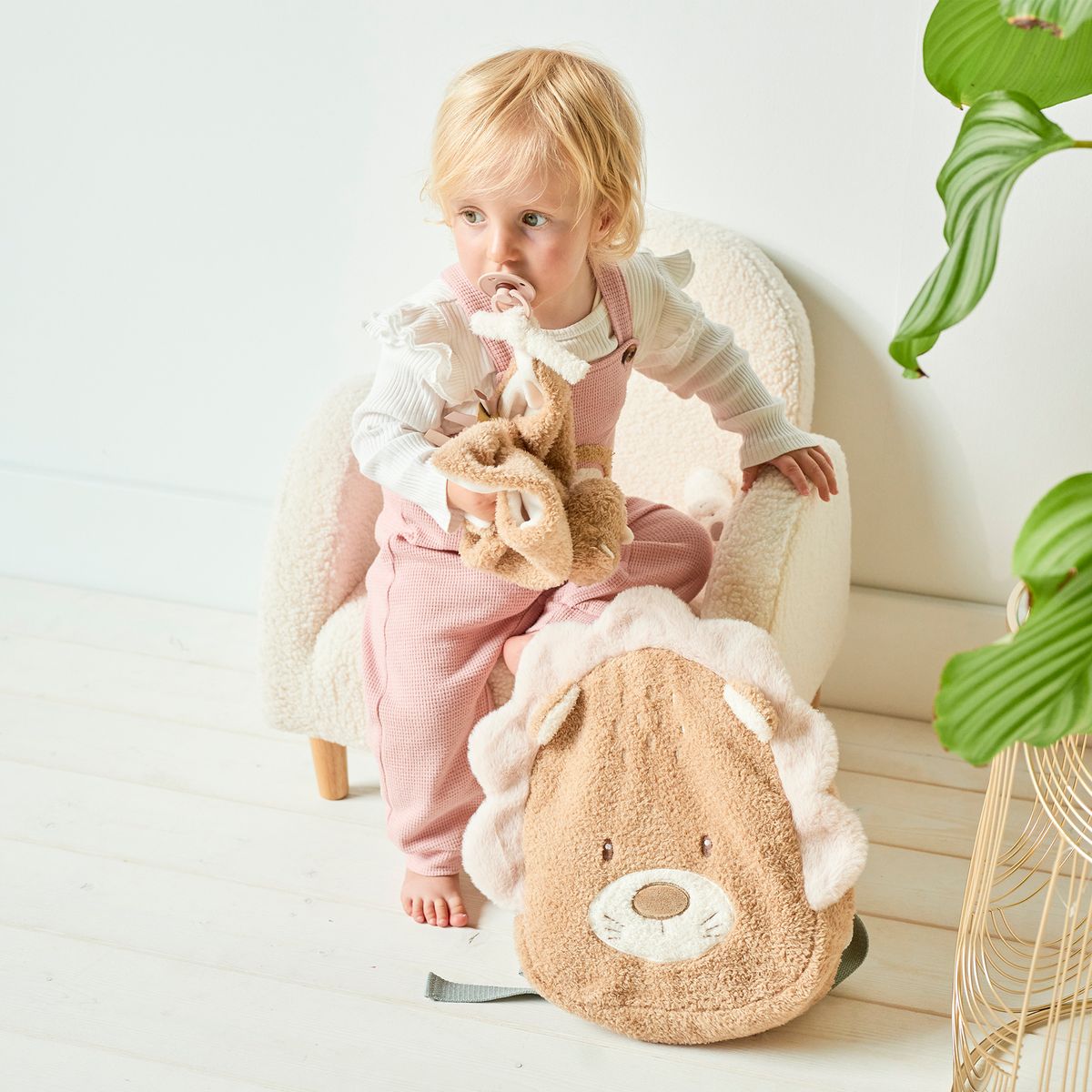 Nærbilde av løvemotiv på Ryggsekk i teddystoff