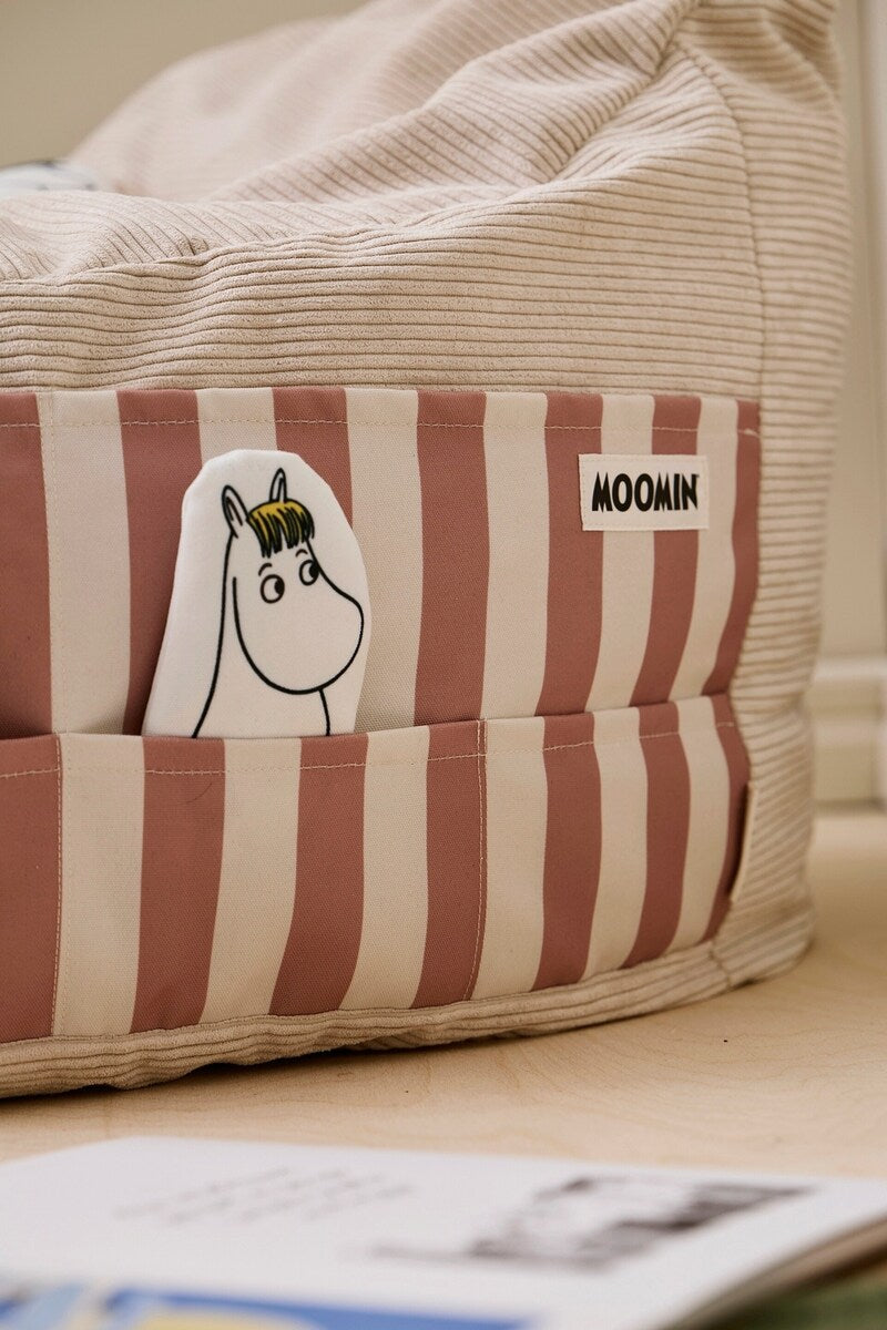 Visning av Mumin-figurer inkludert med Sakkosekk Mummi med sidelomme 90x60x60 cm