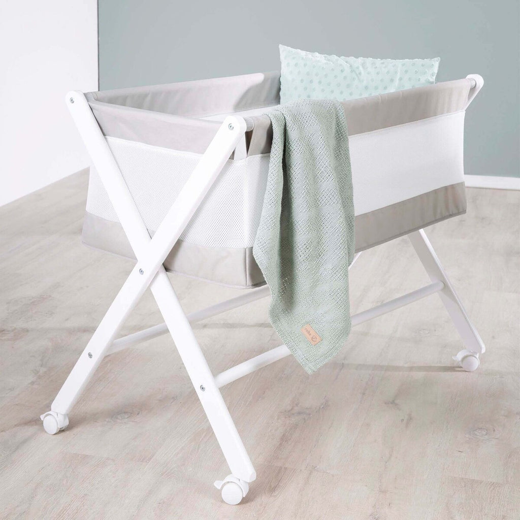 Detalj av sammenleggbar babyseng med hjul og sengesett fra roba