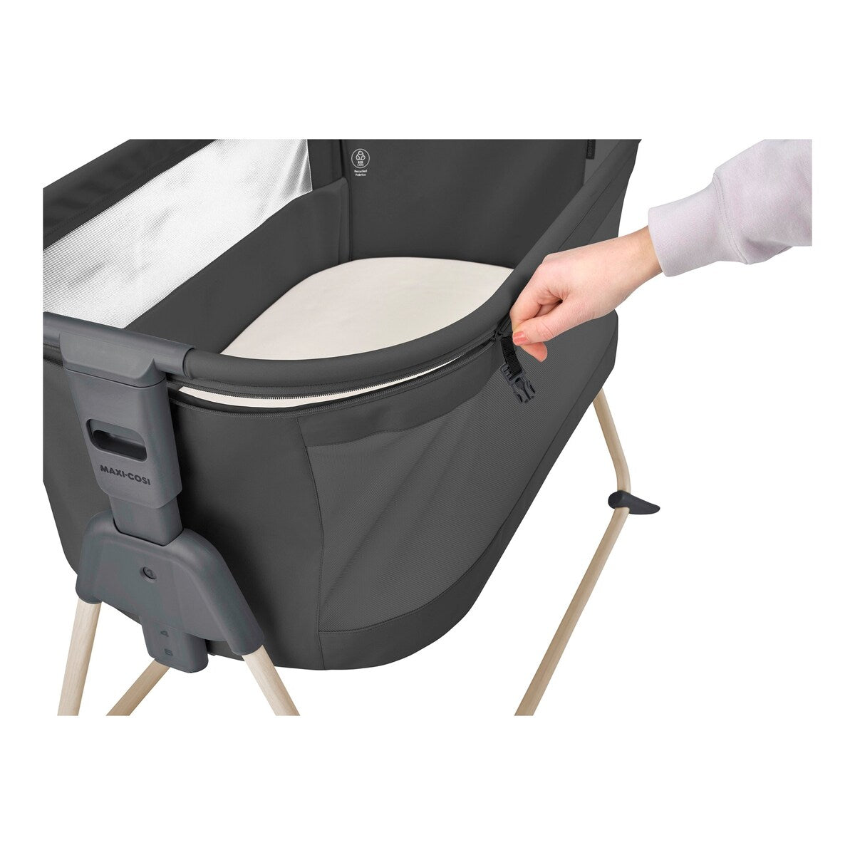 Sammenleggbar bedside-seng Tori sammenfoldet og klar for transport