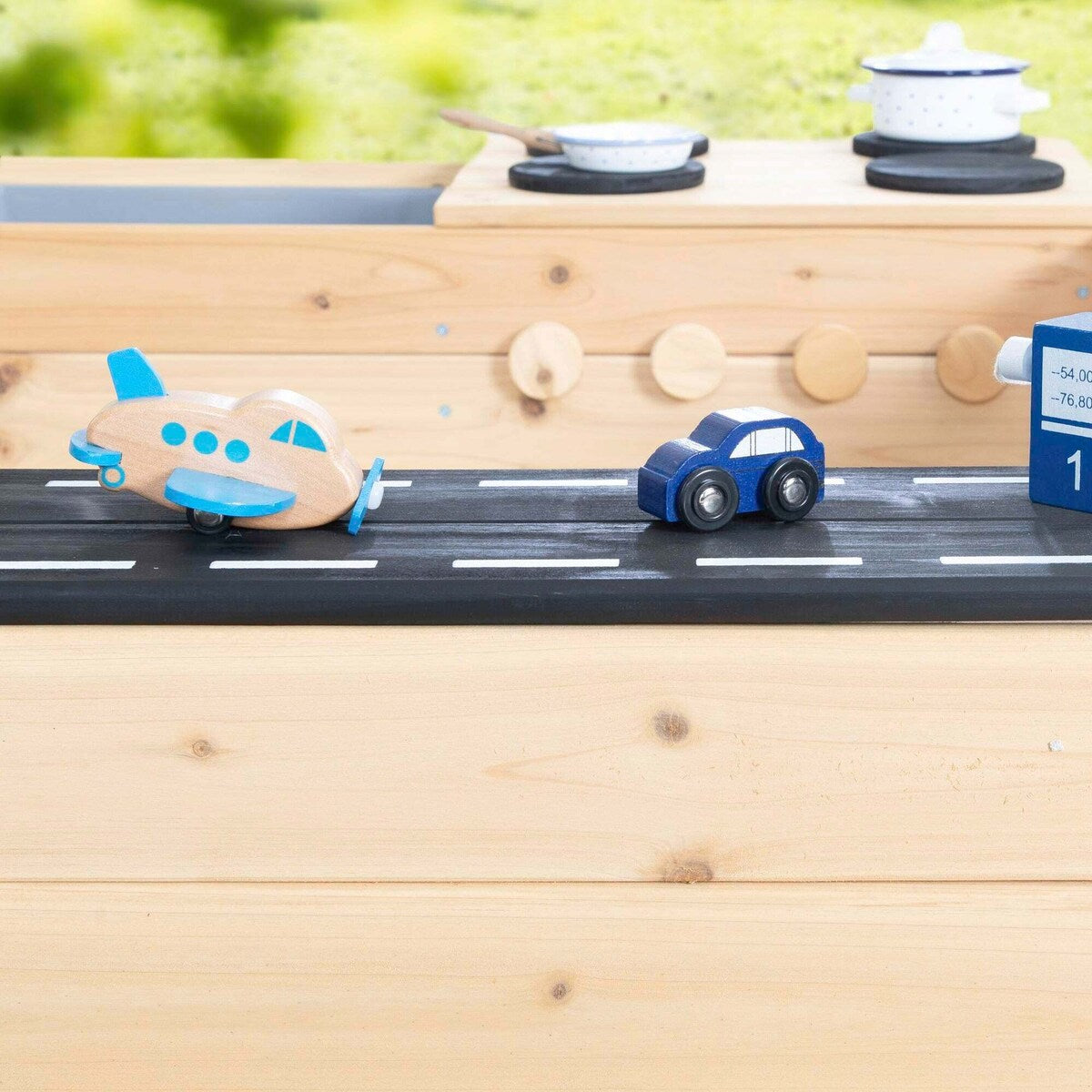Sandkasse med vei, kokeplate og lekekar i tre fra 12 mnd - roba montert i hage