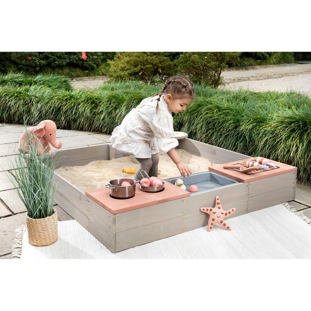 Montert Sandkasse Wild 120x120x20 cm med tildekking i hagen