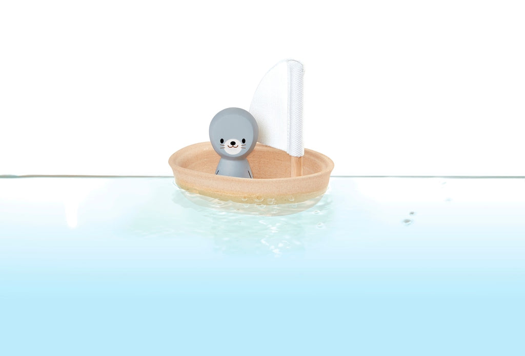 Seilbåt med sel i gummitreverk bakside PlanToys