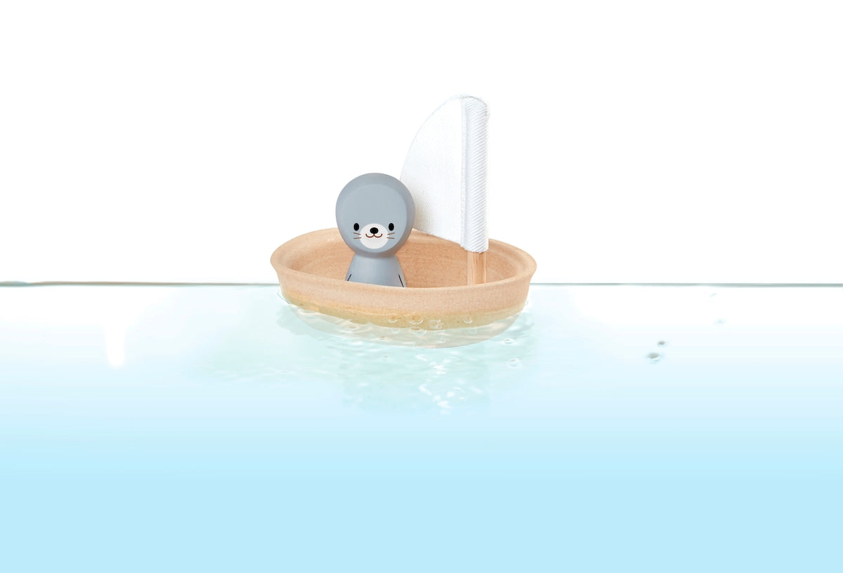 Seilbåt med sel i gummitreverk bakside PlanToys