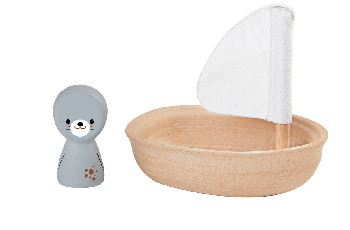 Detalj av seilbåt med sel i gummitreverk PlanToys