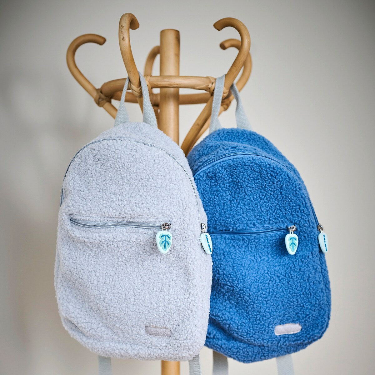 Detalj av polstrede stropper på Sekk i teddyplysj med polstrede stropper fra 3 år