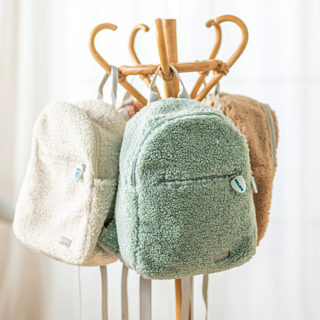 Oversikt over lommer på Sekk i teddyplysj med polstrede stropper fra 3 år