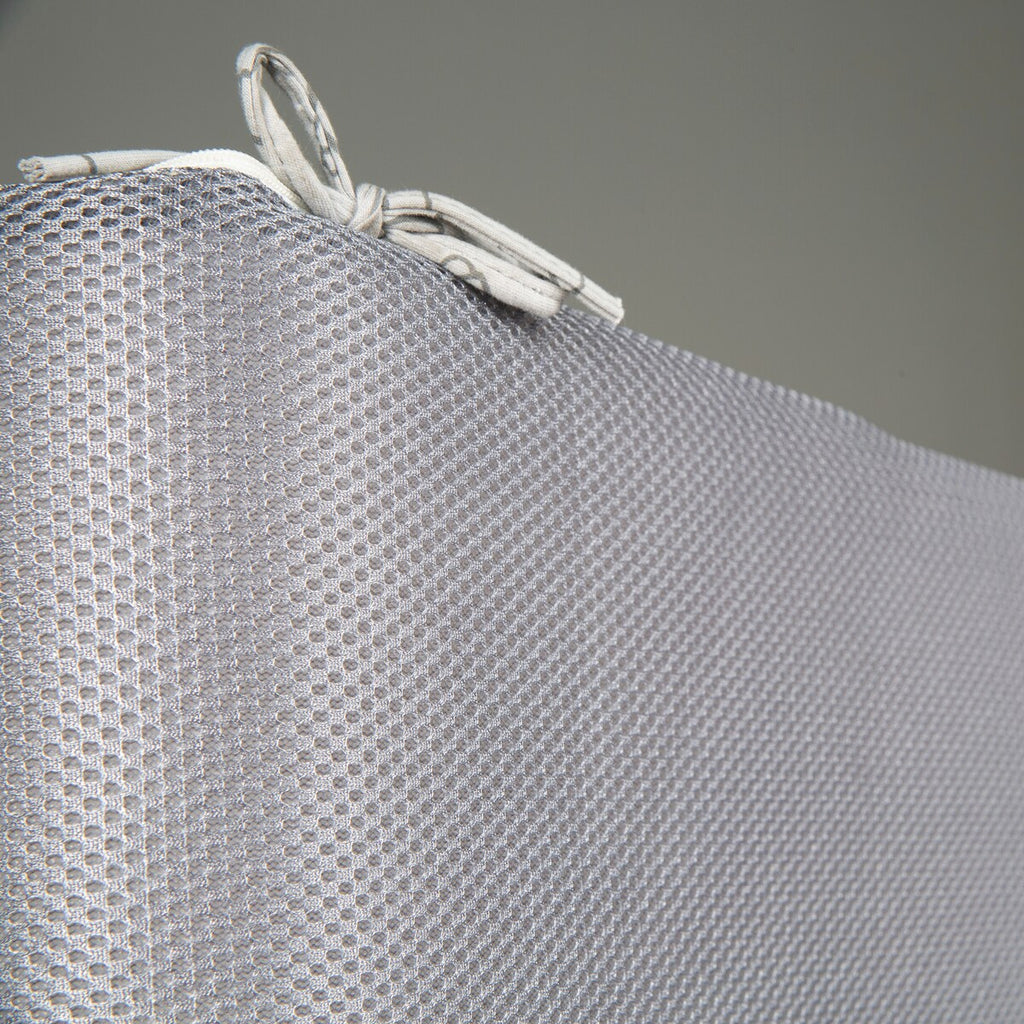 Detalj av meshmateriale på Sengebeskytter Air PLUS safe asleep Miffy
