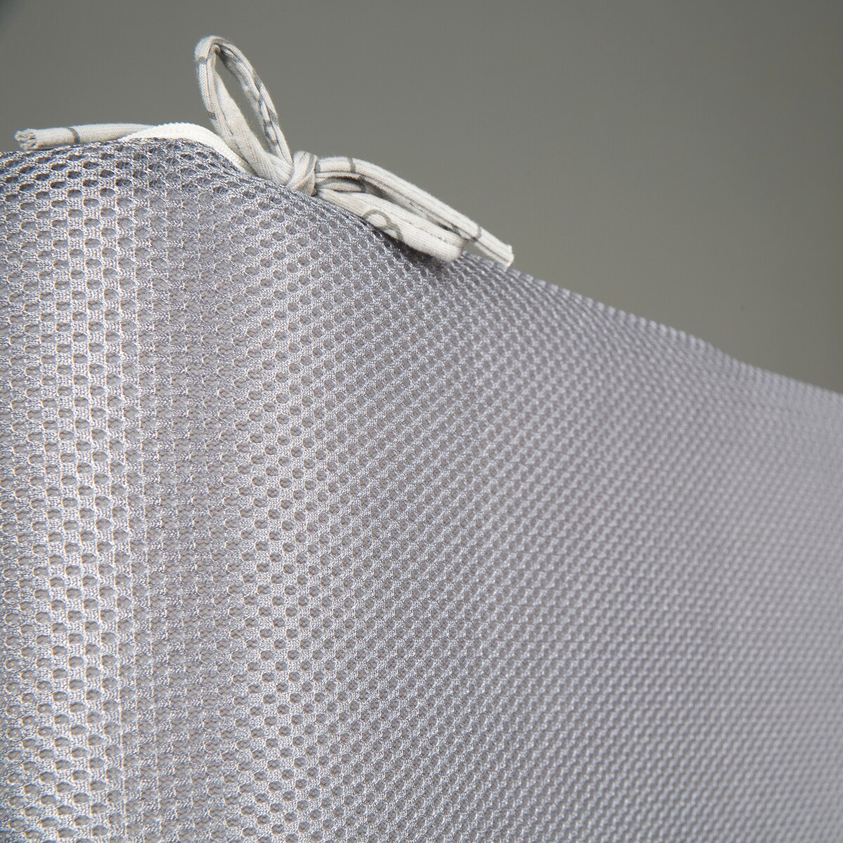 Detalj av meshmateriale på Sengebeskytter Air PLUS safe asleep Miffy