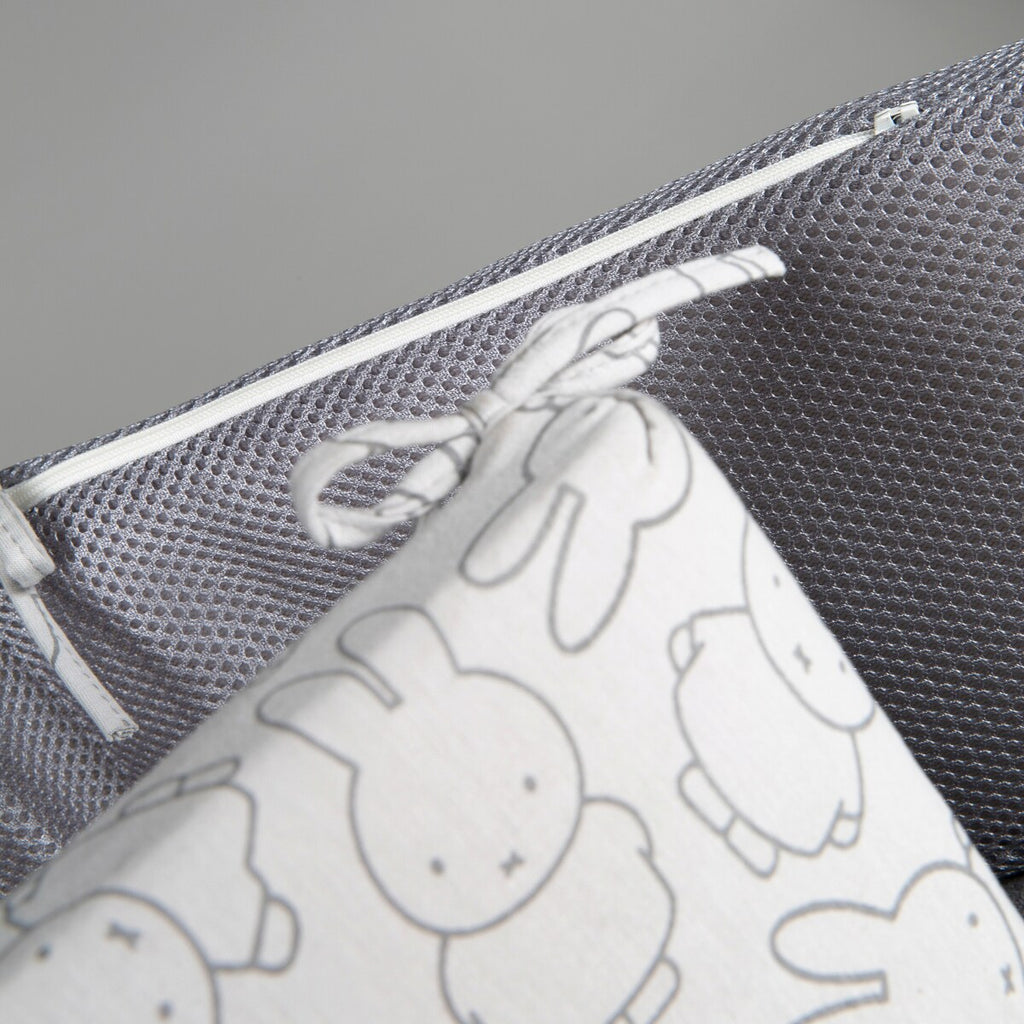 Nærbilde av stoffbånd på Sengebeskytter Air PLUS safe asleep Miffy