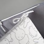 Nærbilde av stoffbånd på Sengebeskytter Air PLUS safe asleep Miffy