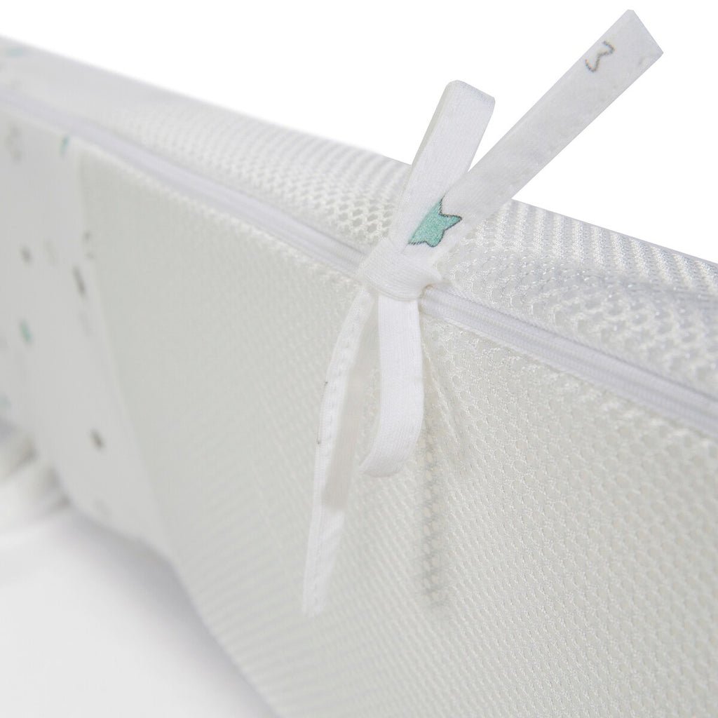 Detalj av mesh-materiale på Sengebeskytter Air PLUS safe asleep Sternenzauber