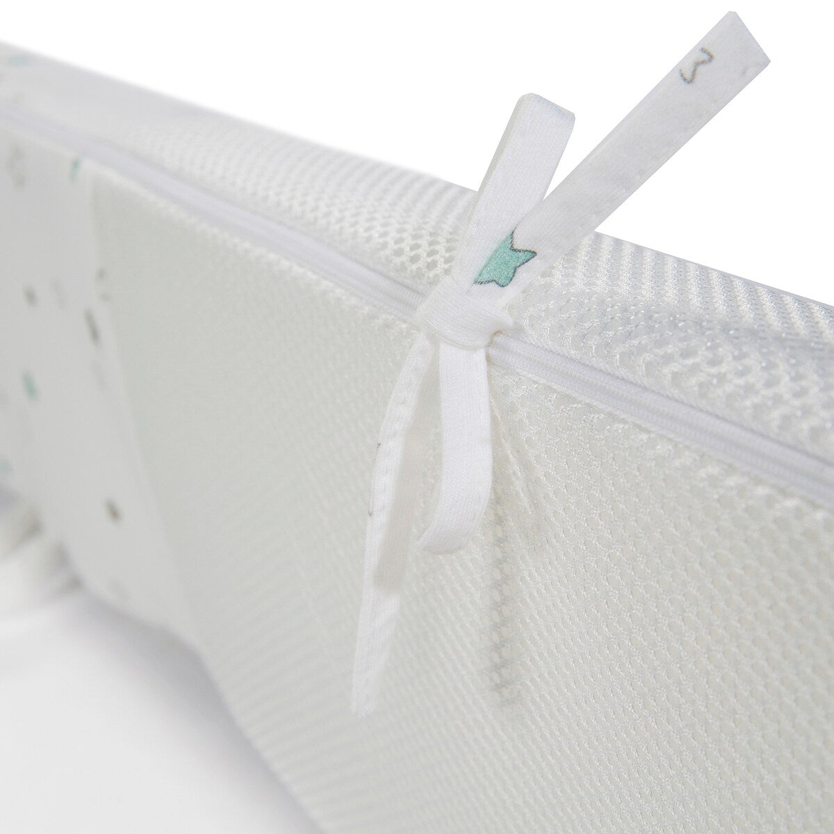 Detalj av mesh-materiale på Sengebeskytter Air PLUS safe asleep Sternenzauber