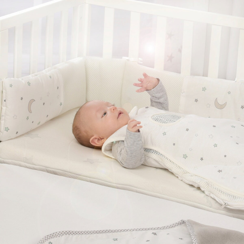 Sengebeskytter Air PLUS safe asleep Sternenzauber montert i babybøtte
