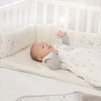 Sengebeskytter Air PLUS safe asleep Sternenzauber montert i babybøtte