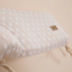Sengebeskytter for babyseng 60x120 70x140 cm økologisk bomull sett fra siden