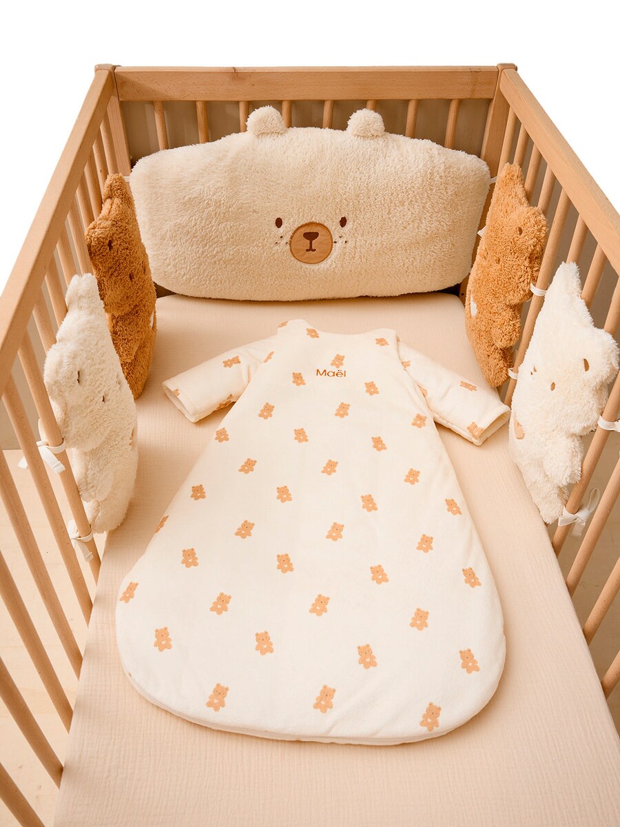 Nærbilde av mykt teddyfleece materiale på sengebeskyttelse 180x30 cm