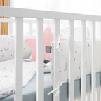 Detalj av mesh-materialet på Sengebeskytter Easy Air safe asleep® med luftsirkulasjon grå