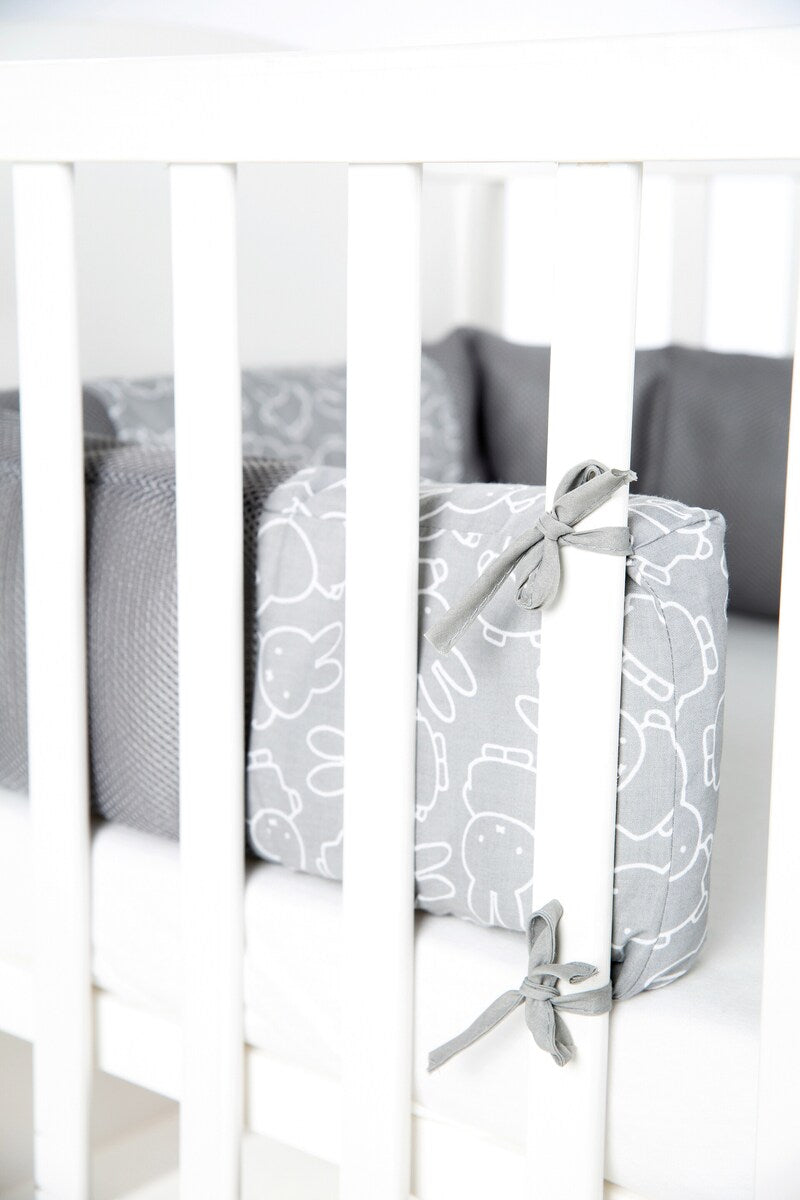 Detalj av mesh-materiale på Sengebeskytter Easy Air safe asleep Miffy