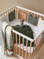 Sengebeskytter for sprinkelseng Grønn Skog teddyfleece forfra