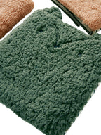 Nærbilde av broderi på Sengebeskytter for sprinkelseng Grønn Skog teddyfleece