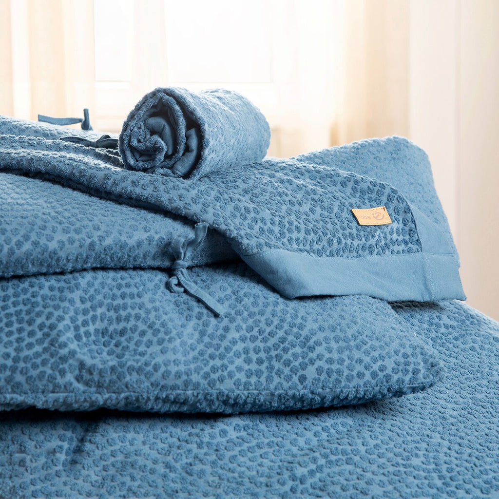 Montert Sengebeskytter Seashells indigo i babybinge