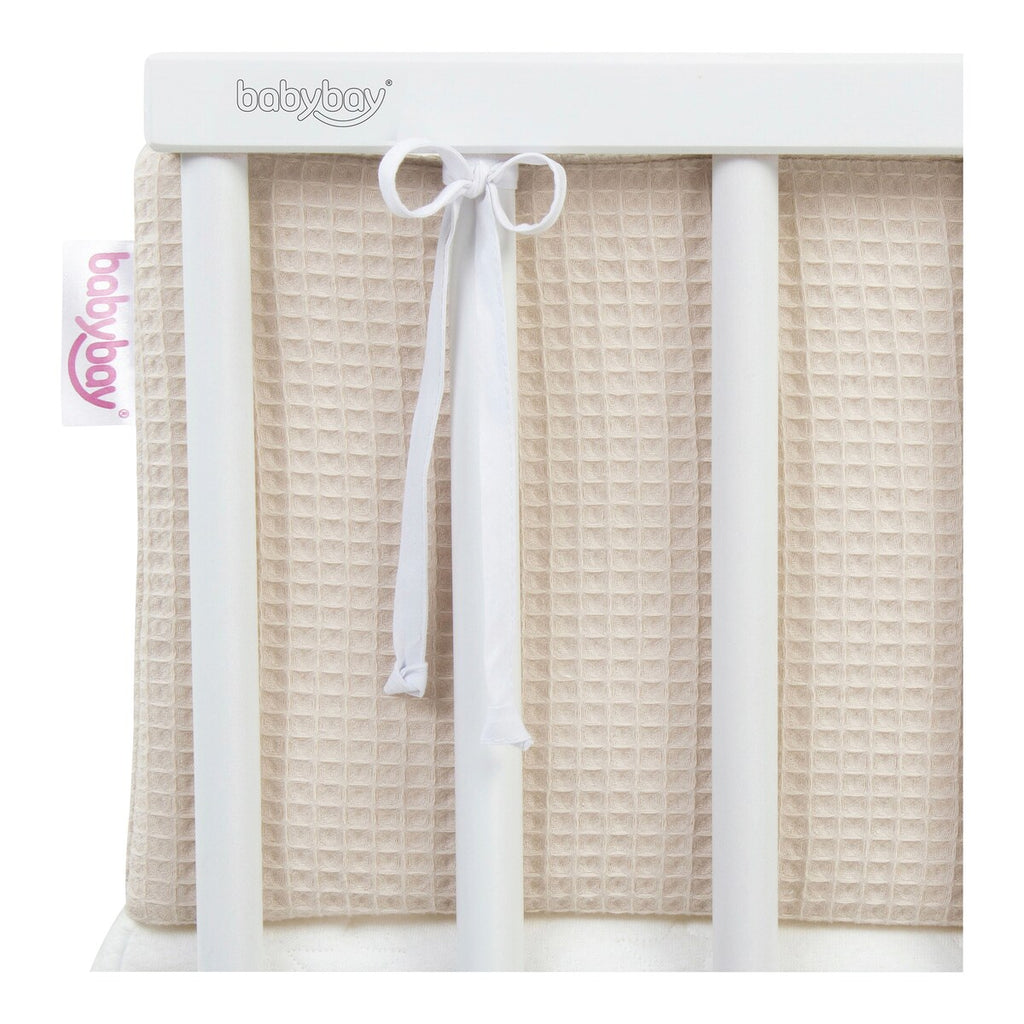 Nærbilde av bindebånd på sengebeskytter vaffelpiké for babybay Original