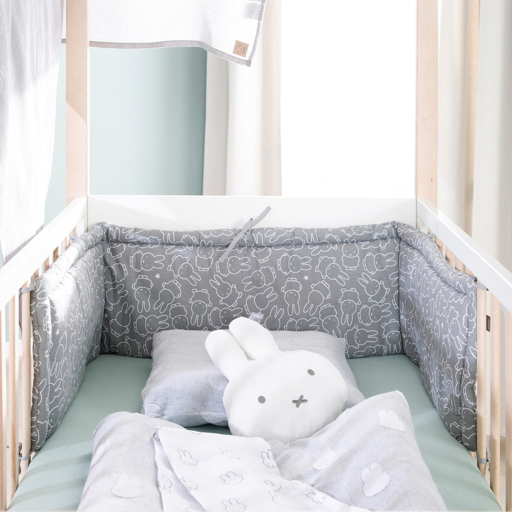 Sengebeskytter vevd Miffy grå/hvit for sprinkelseng bakside