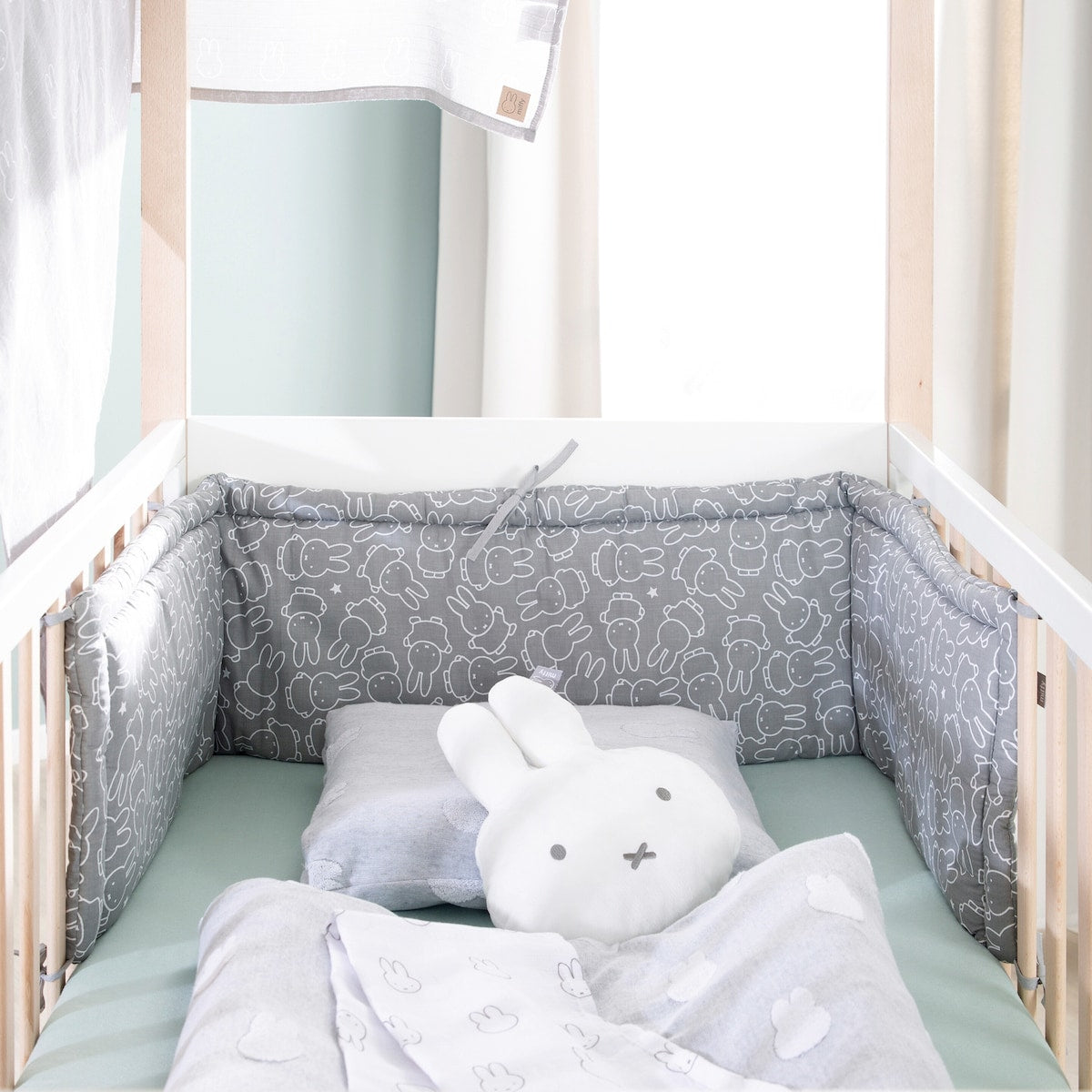 Sengebeskytter vevd Miffy grå/hvit for sprinkelseng bakside