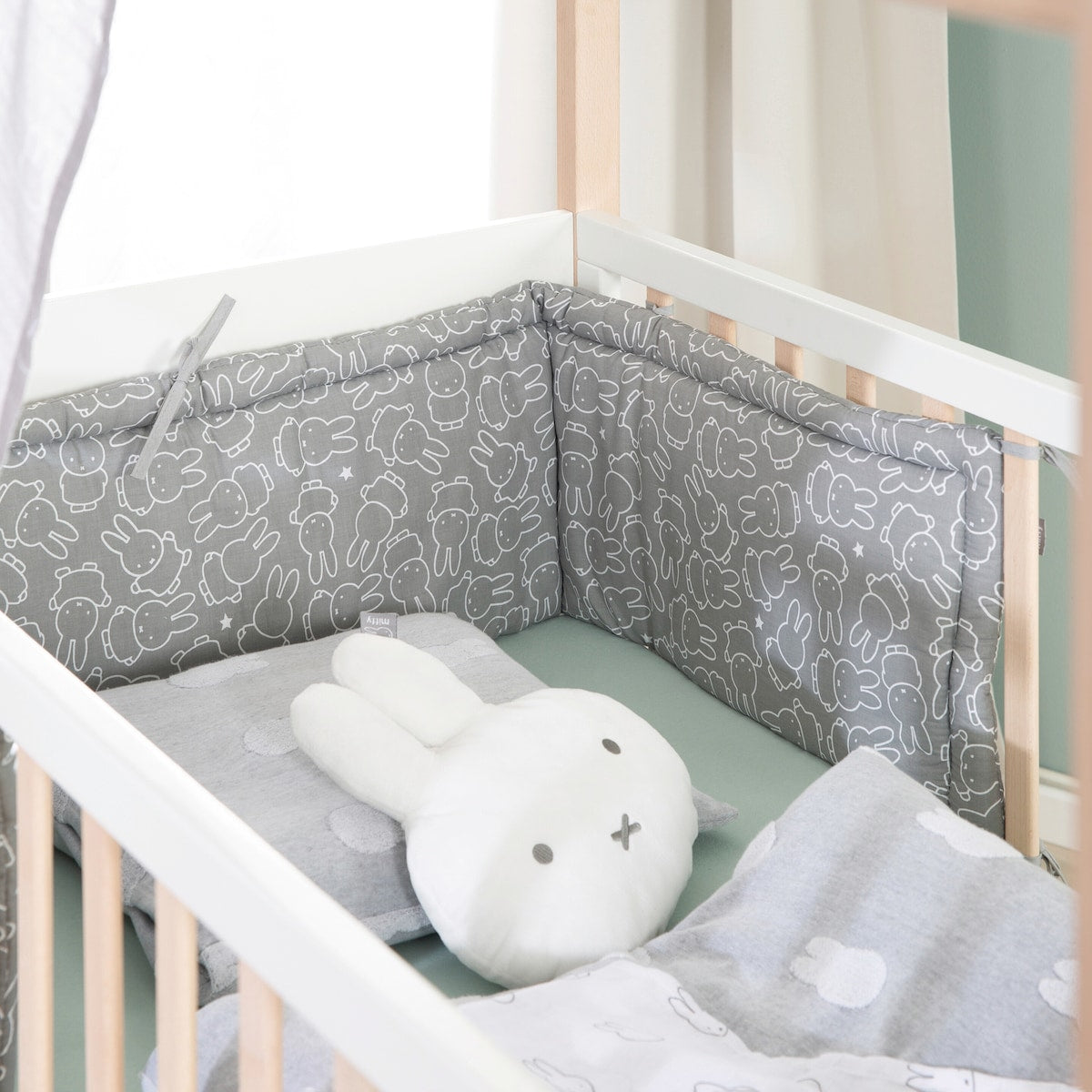 Nærbilde av stoffbånd på Sengebeskytter vevd Miffy grå/hvit for sprinkelseng